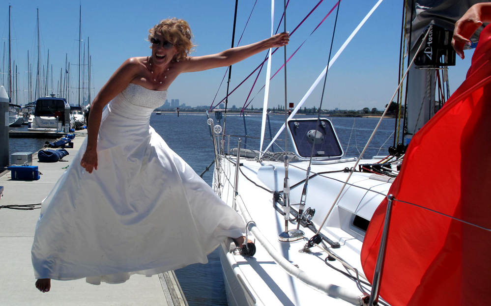 Sejlbåde betragtes som romantiske. Her ses en kvinde, der lige er blevet gift i Melbourne. Foto: Troels Lykke