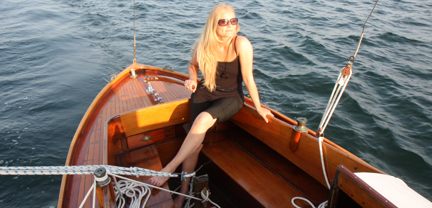 Catja Beck-Berge under en sejltur i juli i år. Båden ligger i Svanemøllehavnen og en elektrisk pumpe kører altid for at holde båden tør. Foto: Troels Lykke