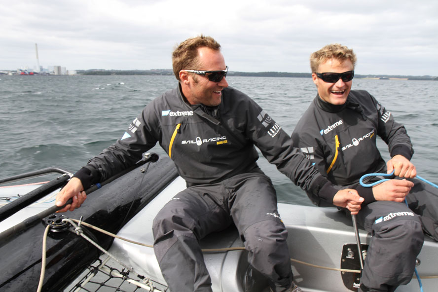 Jes Gram-Hansen og Rasmus Køstner styrer her deres Extreme 40 i Aarhus. Vi gik 26 knob. Foto: Troels Lykke