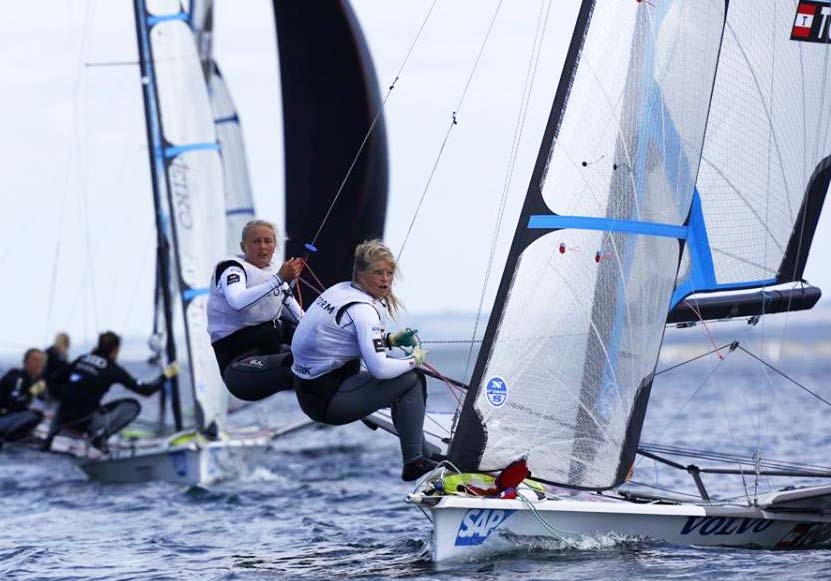 Jena og Katja var verdens bedste 49erFX-sejlere, hvor der blev sejlet tæt på land. Foto: Mick Anderson/Sailingpix