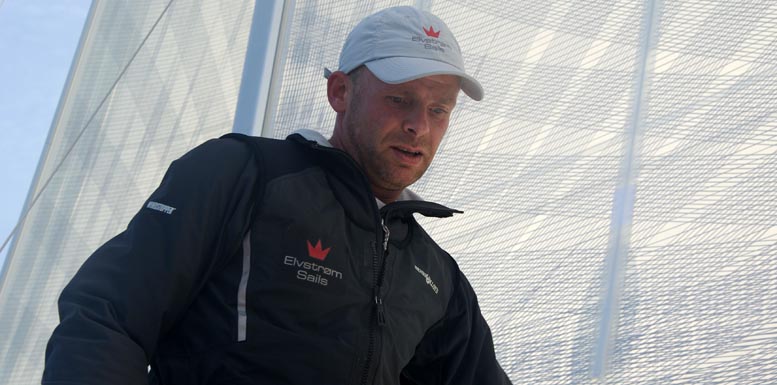 Søren Hansen fra Elvstrøm Sails under Bavaria 32-test i torsdags på Middelhavet. Foto: Troels Lykke