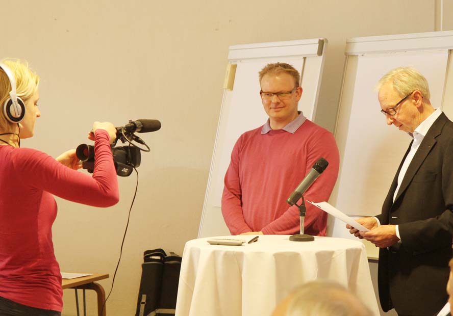 Thomas i midten, mens Jens Bjergmose fra Torm til højre deler prisen ud i Odense. Foto: Troels Lykke