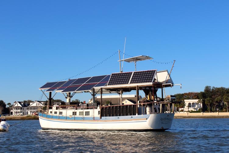 Denne båd er the talk of town i St. Augustine. Han sejler med en elektrisk motor – og pynter endda båden med masser af julelys! Fotos: Signe Storr