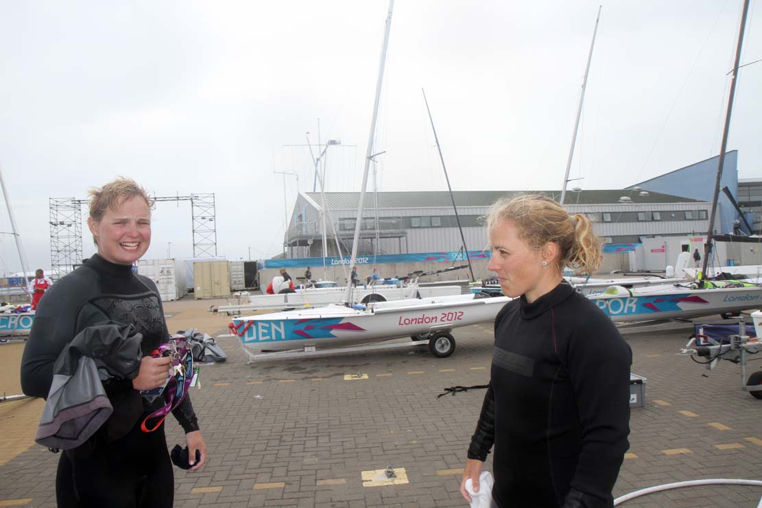Her ses sejlerne under OL i Weymouth i 2012, et stævne, der ikke flaskede sig godt for 470erne Henriette og Lene, th.. Foto: Troels Lykke