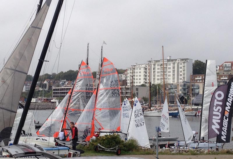 Ni jolleklasser har dystet på vandet ud for Aarhus. Næste weekend bliver det kølbådenes tur. Foto: Sailing Aarhus