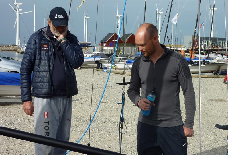 Allan Nørregaard og træner Finn Beton tjekker Anne-Line Lyngsø og Jacob Dannefærs nye Nacra 17 ud, til et TORM stævne i Bønnerup strand. Foto: Katrine Bertelsen