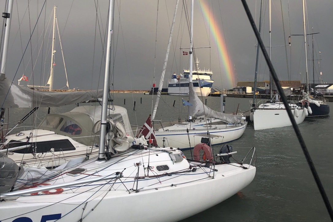 Med en flot regnbue i baggrunden kunne sejlerne gå på udkig i hinandens både, hvor de blandt andet hentede inspiration til singlehand-løsninger ombord. Foto: Anholt Lone Star