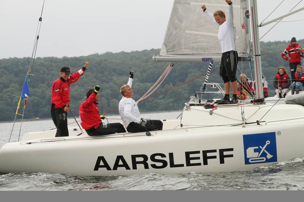 Der blev sejlet i match28er, der kan være en stor udfordring i hård luft. Her er vinderne. Foto: Match Racing Denmark
