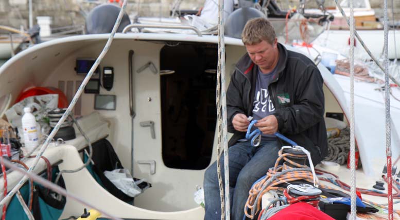 Simon Chalk splejser tovværk på den noget forkomne båd. Foto: Troels Lykke