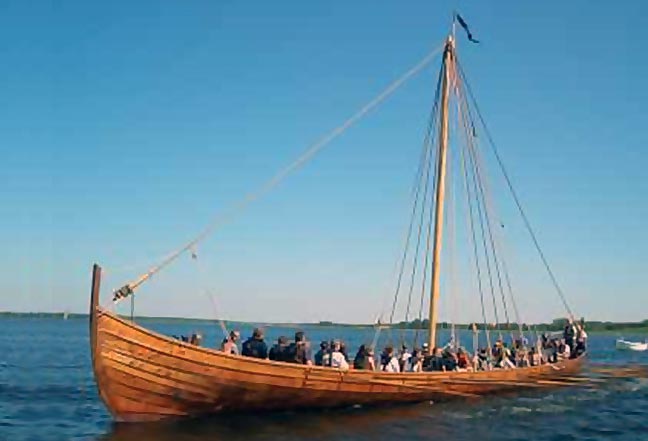 Vikingeskibet Aslak er blandt de både, du kan prøve at sejle i. Foto: Herslev Strand Sejlklub