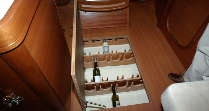 Her ligger vinen svalt og godt beskyttet på Dufour 405. Foto: Troels Lykke