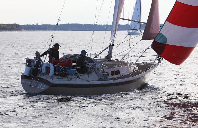 Svend Hillerup Hansen er her tilbage i båden på Sjælland Rundt 2014. Gasterne er Annie Thygesen Andersen, rorsmanden er Johannes Stenbak Andersen og fremme er Brian Holm.