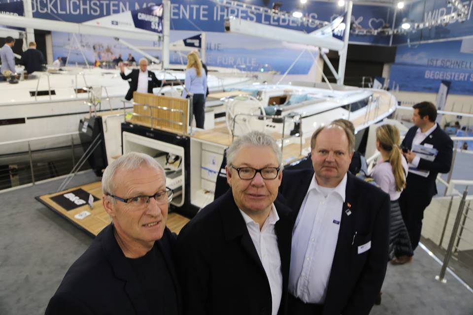 Henrik Lund, Jens Meyer og Niels Nielsen fra Dansk Marine Center ses her foran den nye Bavaria 57, der koster fra 3,6 mio. kroner. Foto: Troels Lykke