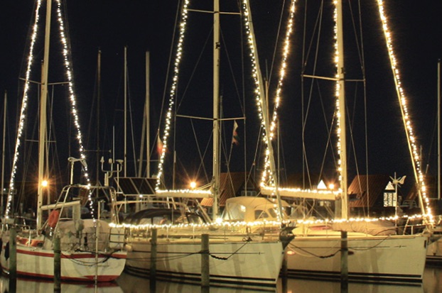 I december har fastliggerne i Skive med lys på bådene bragt julestemning til havnen. Noget, som både havnefogeden og byen sætter pris på. Foto: Skive Søsports Havn