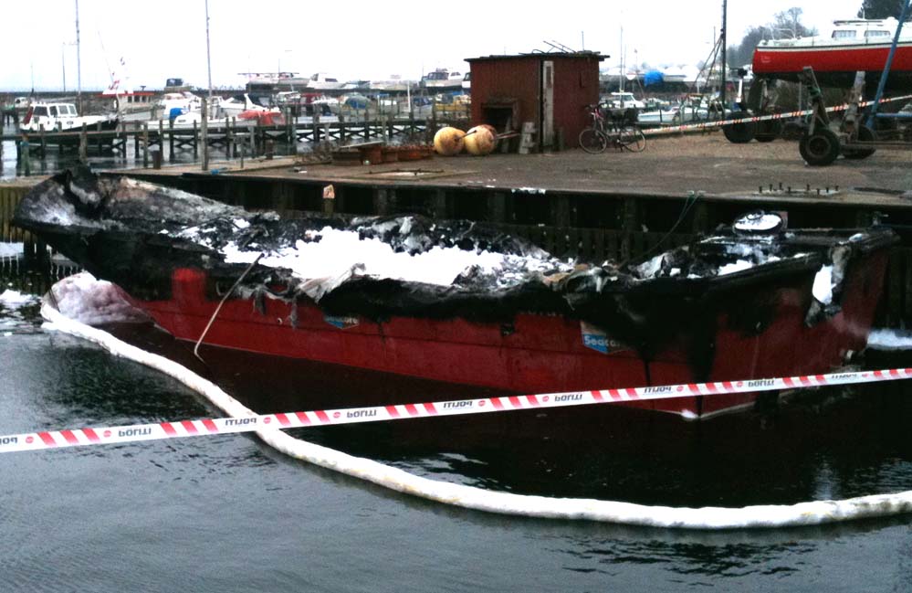 Den udbrændte båd i Fredericia. Foto: Bo Hold, marineparken.dk