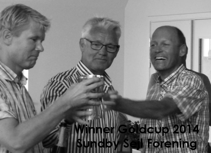 Fra venstre ses Claus Nygaard, Michael Empacher og Brian Frisendahl med den dyre Guldpokal, der vist normalt står i en bankboks. Vinderen skal servere champagne i den til tidligere vindere. - Det blev dyrt, siger Brian.