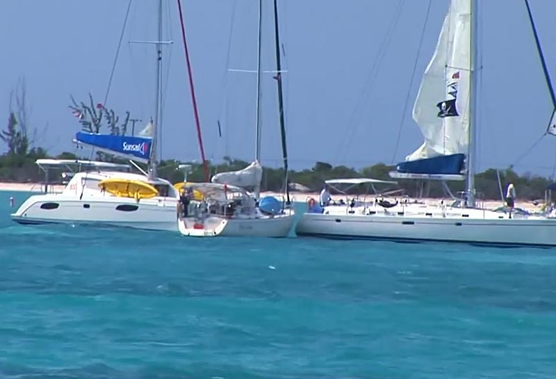 Det er i alt fald en god ide at tage sejlene ned, før ankeret kastes. Foto fra video.