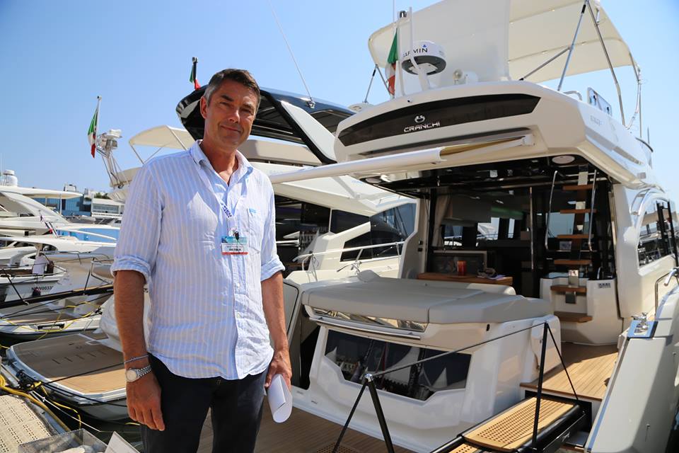 Martin Rasmussen viser rundt på den italienske Chranchi 52 under Cannes Boat Show. Foto og video: Troels Lykke