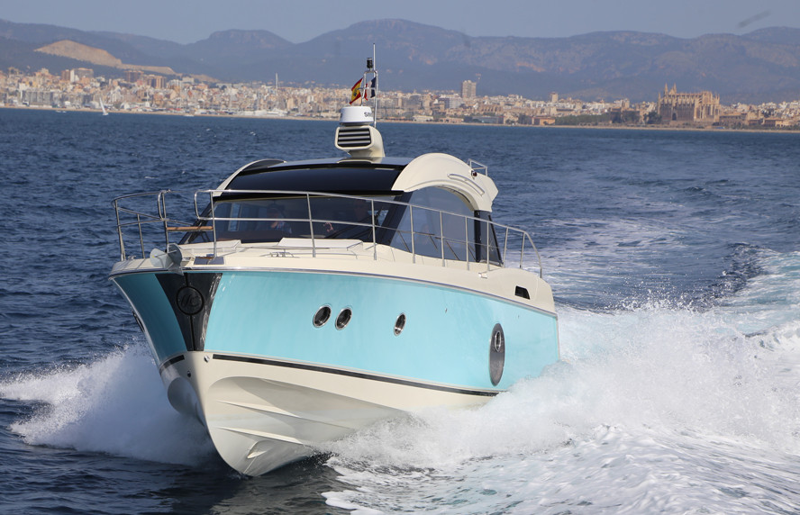 Monte Carlo MC 4 S er for sejleren, der går efter god stil i et tidløst design, men også sejleren, der ønsker at kunne komme frem til næste havn på kort tid.