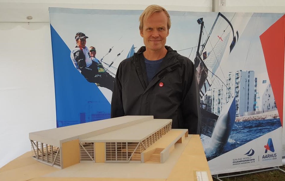 Sejlsportscenteret er tegnet af arkitektfirmaet Entasis A/S fra København. Direktør Christian Cold fortæller at det bliver et hus, der skal kunne tåle saltvand. Foto: Troels Lykke