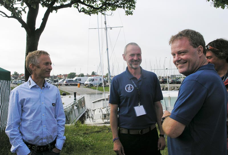 Christian Lerche brugte VHF kommunikation til sejlerne til J/80 VM i Dragør i 2011. Foto: Katrine Bertelsen