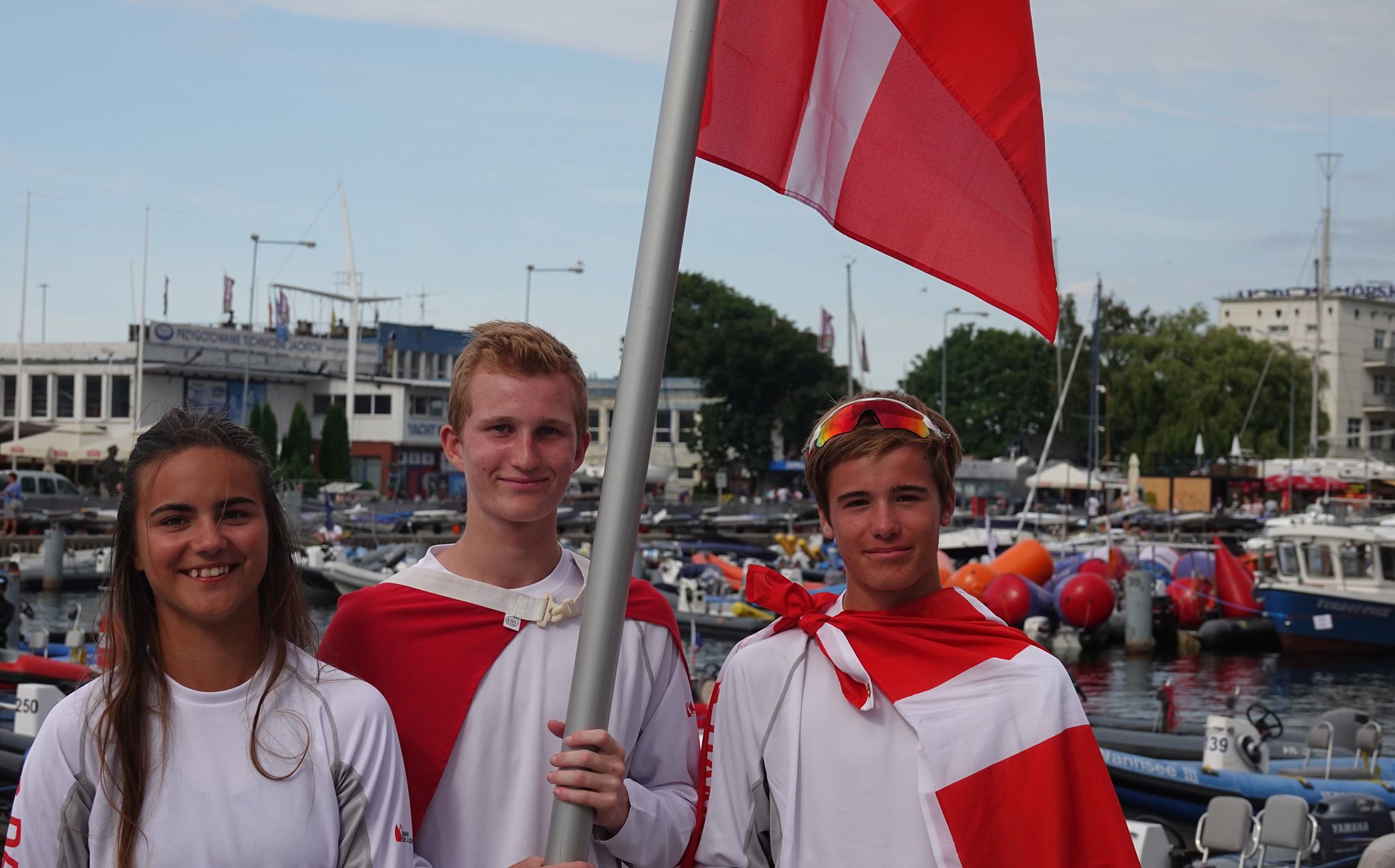 Fra venstre ses Josephine Heegaard, Emil Christensen og Daniel Whittle i Polen, før det går løs i Laser 4.7 VM. Privatfoto