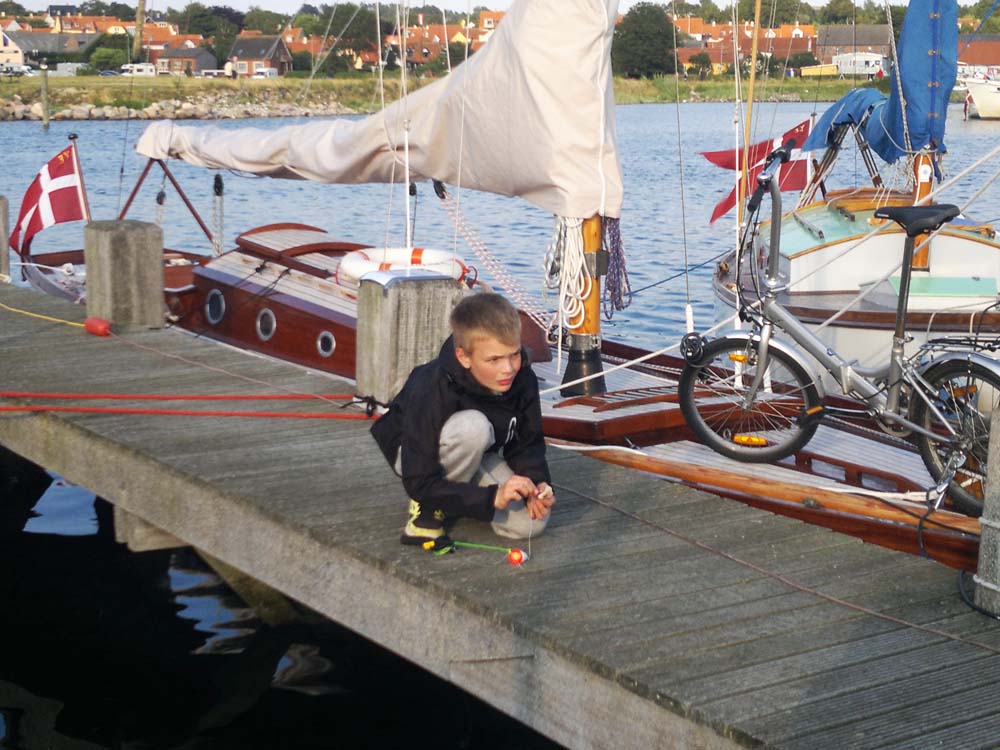August til DFÆL-træf i Ebeltoft. Den 11-årige dreng kan nu blive 5. generation af bådebyggere. Foto: Jørgen Jensen