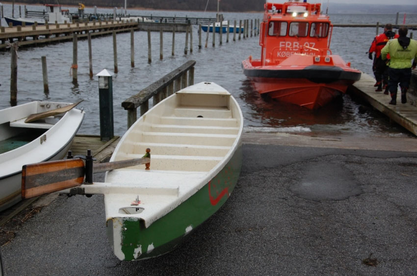 De to lærere og 13 elever sejlede i denne båd, da de kæntrede fredag eftermiddag. Foto: Alarm112danmark.dk