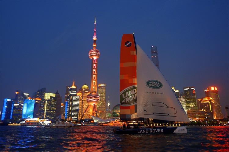 Huangpu-floden i Shanghai, hvor Land Rover China’s sponsering af the Shanghai International Boat Show fejres med en paradesejlads. Foto: extremesailingseries.com
