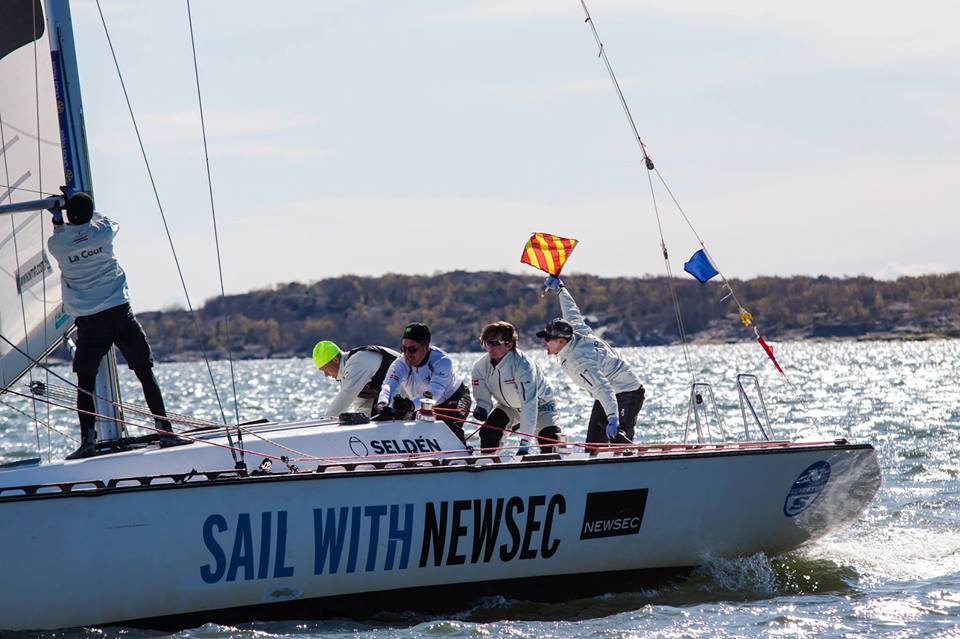 Der blev sejlet svensk mesterskab i den ældre, men stadig populære danske DS37er. Her ses Felix og co. PR-foto