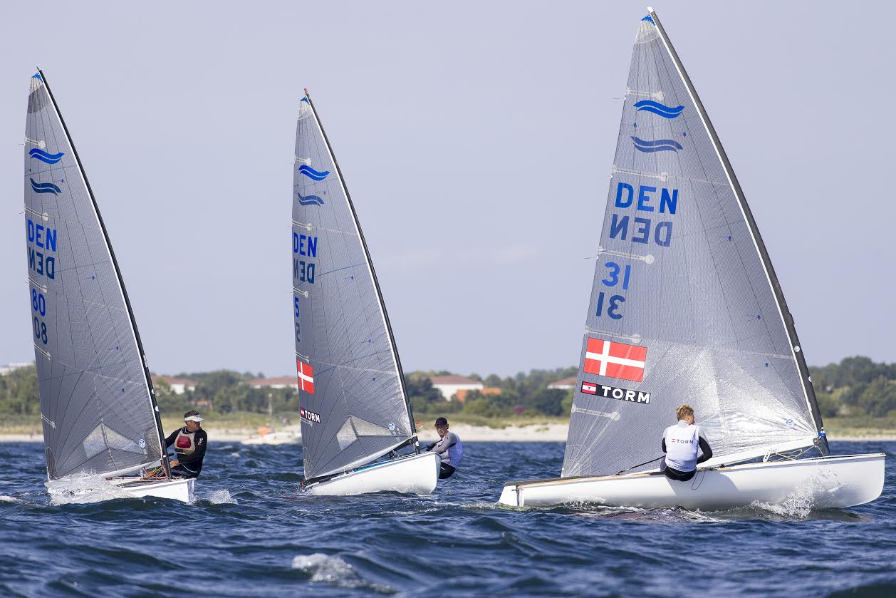 Udenlandske sejlere er også ivrige deltagere til DM. Her dog danske Finn-sejlere til DM 2015 i Vallensbæk. Foto: Finnjolleklubben