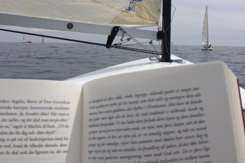 De første VM-dage har budt på vindstille og tid til læsning på vandet, viser sjovt foto fra danske Jan Peetz. Foto: Jan Peetz