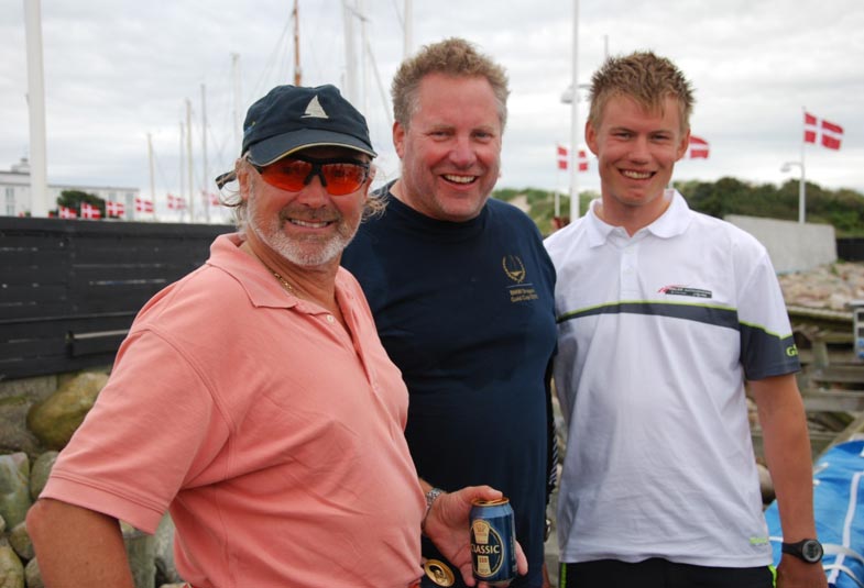 Frank Berg, Søren Kæstel og Niels Kinch fører efter 5 sejladser. Foto: Julian Isherwood