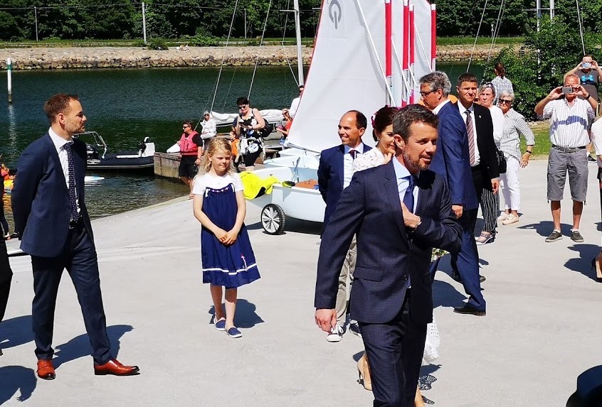 Kronprins Frederik har meget store evner som sejler, siger den dobbelte OL-guldvinder Jesper Bank. Her ses Kronprinsen i Aarhus forleden til åbning af sejlsportscenter Foto: Troels Lykke