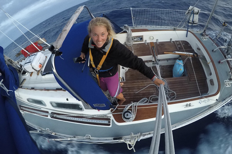 Sussie Goodall ombord på sin Rustler 36. I alt syv deltagere har valgt at sejle Jorden rundt i bådtypen. Foto: Sussie Goodall / Golden Globe