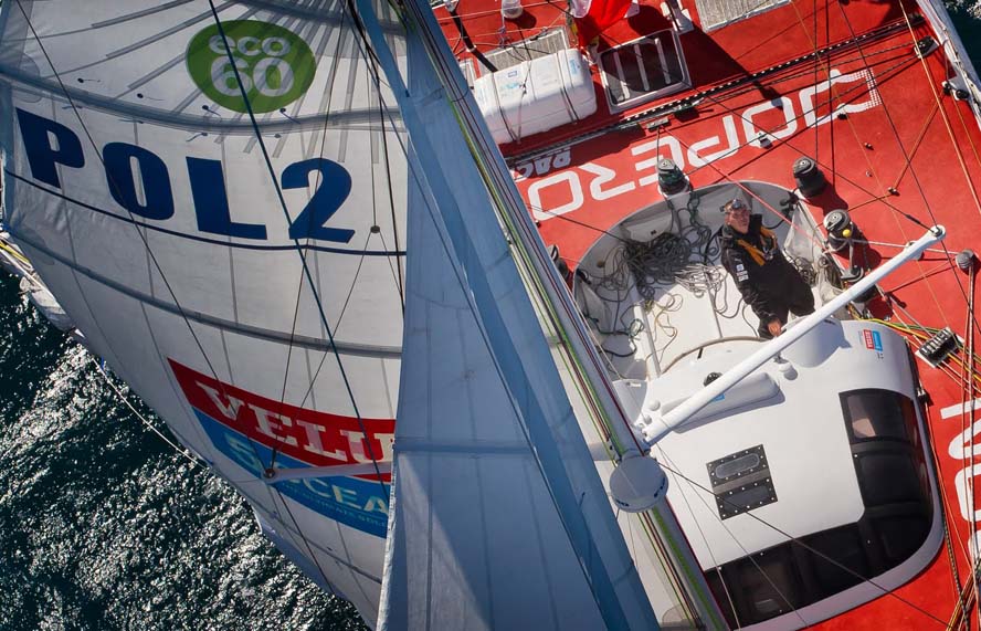 Gutek har før sejlet jorden rundt men ikke solo. Han og båden har nærmst konstant slået sig i Velux 5 Oceans.