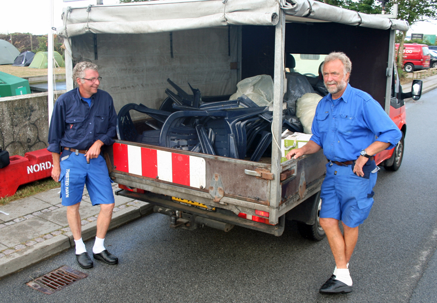 Flemming og Lars med ødelagte stole. Tre mand i H-båden må veje 300 kilo til sammen og det gør de åbenbart. Foto: Ricky Hansen