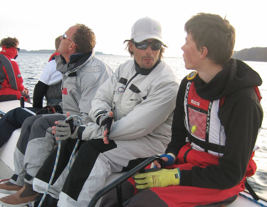 Christian Kamp, nummer to fra højre, giver her gode råd til ung Horsens-sejler. Foto: Lena Hellström