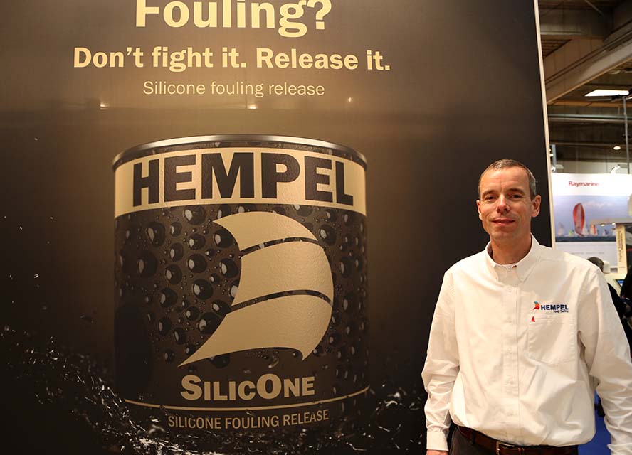 Thomas Olsen fra Hempel har store forventninger til Silic One, nu bliver det spændende at se hvordan salget går på den miljørigtige bundmaling. Foto: Troels Lykke