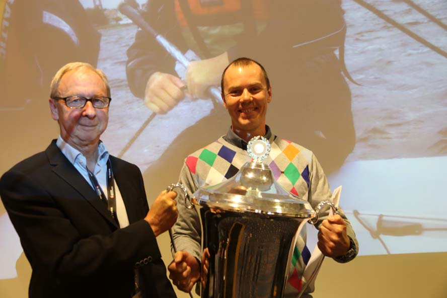 Jens Bjerremose fra TORM Fonden uddeler pris til Ho Bugt Sejlklub ved næstformand Lars Thyme. Foto: Troels Lykke