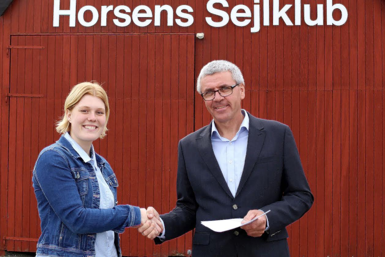 Anne Skovbølling fra DS og Bjarne Hansen, formand i Horsens Sejlklub. Foto: Dansk Sejlunion