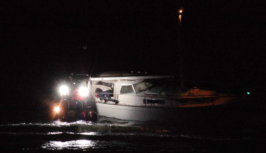 Sejleren fra Brøndby har forgæves forsøgt at kontakte sit forsikringsselskab og SOK for at få hjælp til at bjærge den 350.000 kroner dyre båd. Foto:alarm112danmark.dk