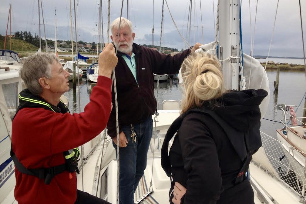 Eleverne, som ofte er relativt unge, får gode tips fra de ældre og mere erfarne sejlere i Hvalpsund. Foto: Dan Cort Jørgensen