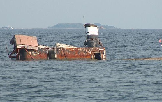Under forårsstormen Carl i 2014 stødte den gamle slæbebåd Idun på grund, og har lagt der lige siden. Foto: TV2LORRY.