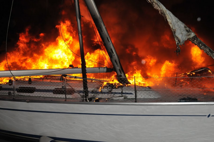 Bavaria-sejlbåd brænder her i Ishøj Havn i dag. Der er skader for millioner. Foto: Michael Rosengaard, www.brand-ishoj.dk
