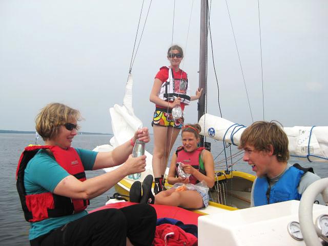 Ilene Eriksen på vandet med potentielle unge kapsejlere. Foto: YF