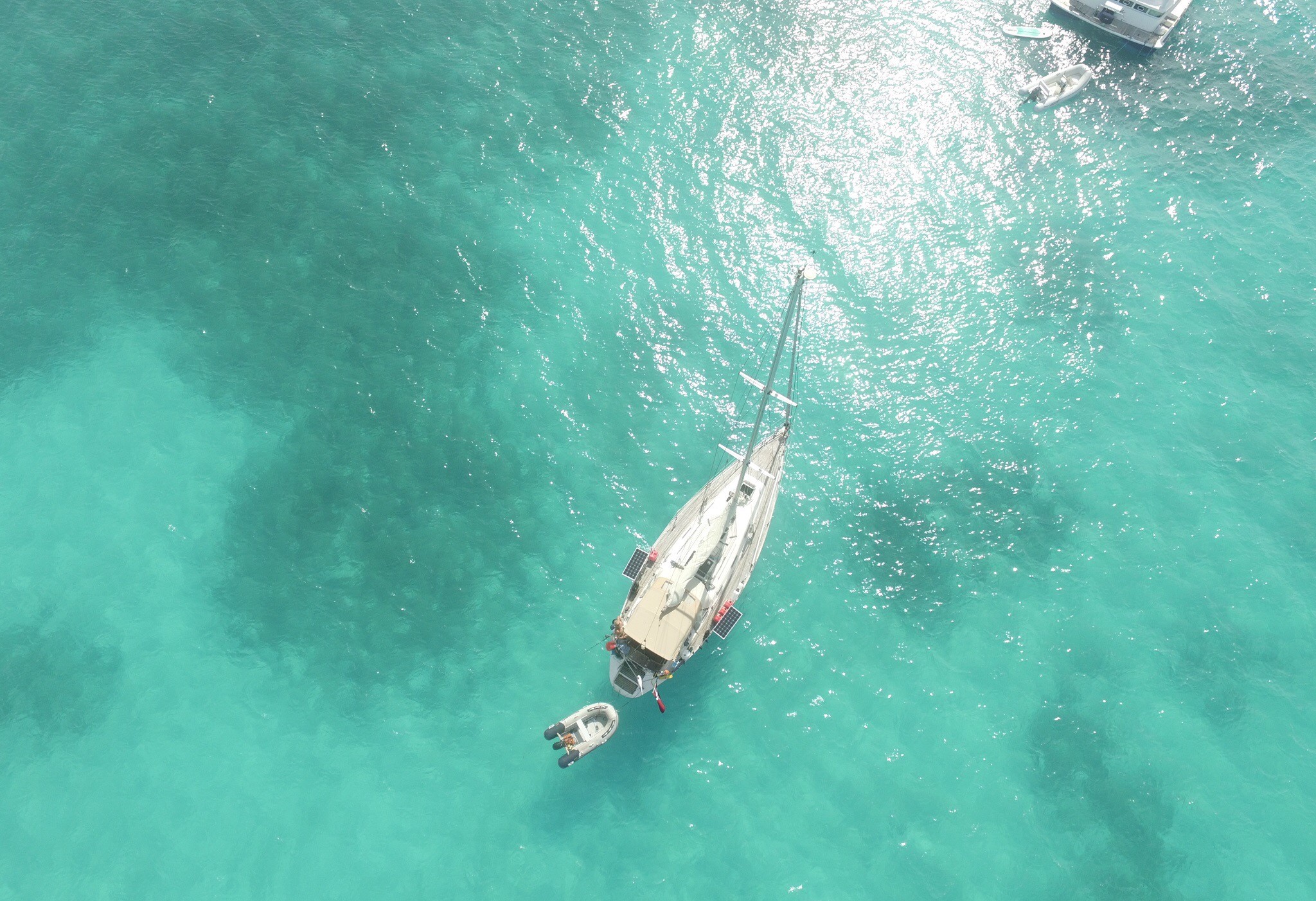 Johanna oppefra i det klareste vand på Bahamas. Foto: Cille Rosentoft.