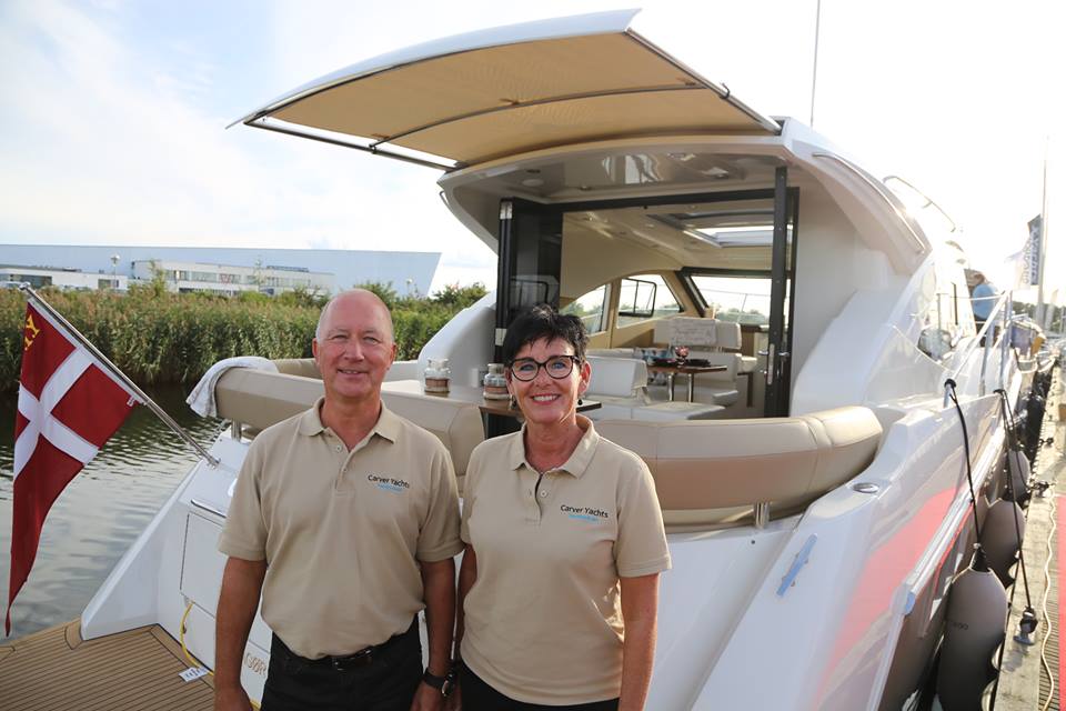 Niels Stielund og Annette Slot havde virkelig mange besøgende på Carver 37, som de har testet i denne sommer. Båden har et væld af gode detaljer, som motorbaadsnyt.dk fik info om under rundtur. Foto: Troels Lykke