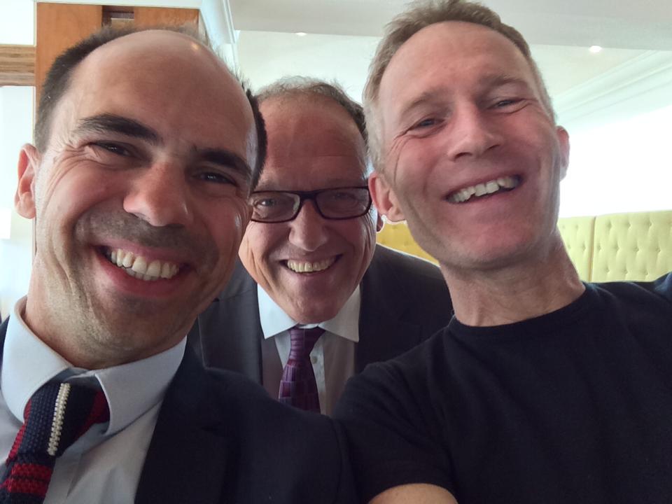 Direktør Thomas Capitani, tv, fra Sailing Aarhus og DS-formand, Hans Natorp, smiler stort i Southampton i en selfi på facebook.