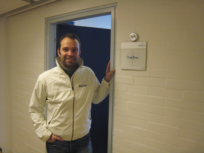 Jakob Ødum, adm. direktør i Trac Trac, på vej ud af døren fra sit kontor i DTU i Lyngby for at besøge landets sejlklubber med sit folkelige live-trackingsystem.